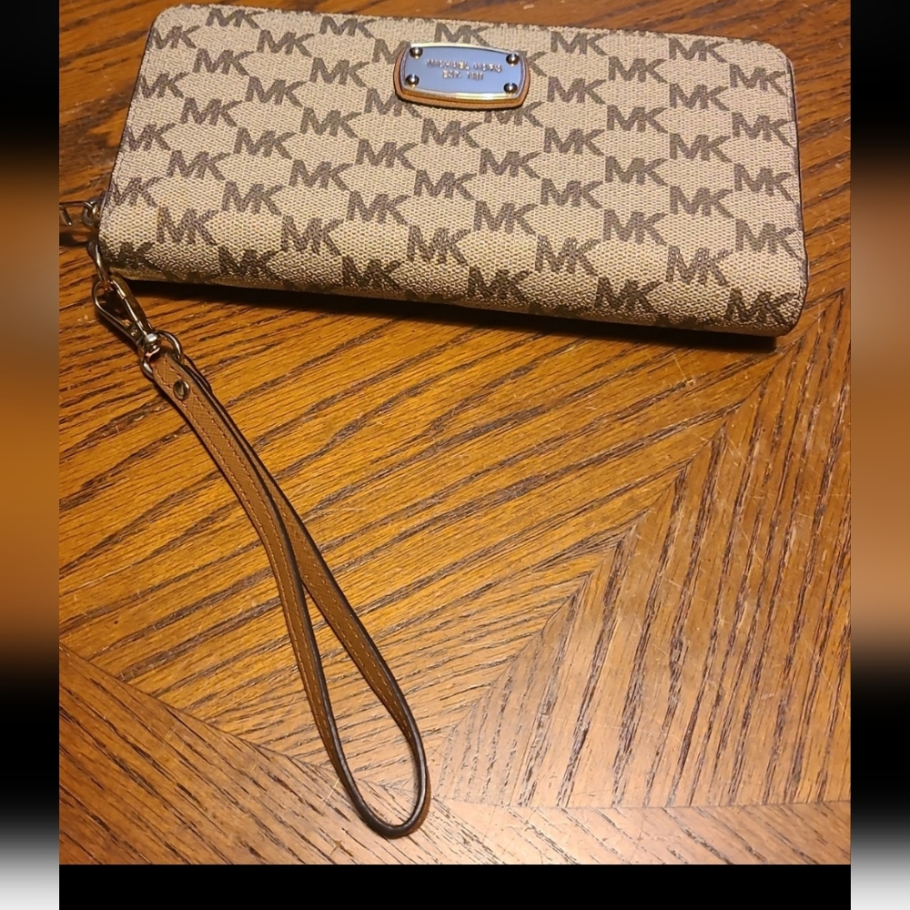 Michael kors wristlet wallet